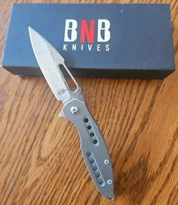 Cuchillos BnB cuchillo de aleta de titanio - hoja de Damasco V10 Foto 1 de 4