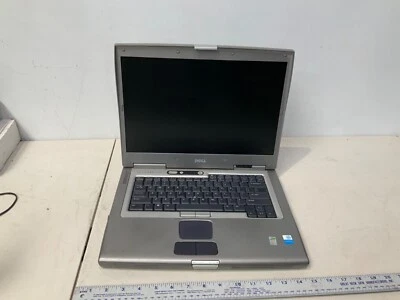 Laptop Dell Latitude D800 **NO FUNCIONA SOLO PARA PIEZAS COMO ESTÁ** Foto 1 de 4