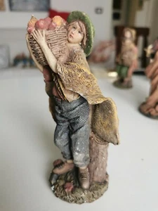 STATUINE PRESEPE VINTAGE CON CESTO DI FRUTTA IN SPALLA cm 13 - Picture 1 of 2