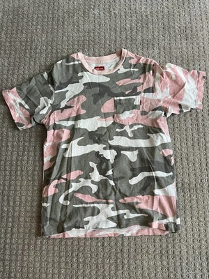 Camiseta Supreme Pocket Pink Woodland Camo (M) - Edición Limitada - Rara Esencial Foto 1 de 4