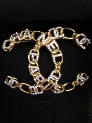 CHANEL 20B NUEVO ORO 'CHANEL PARIS' CRISTAL CC LOGO BROCHE PIN CAJA XL Foto 1 de 4