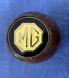 MG BRAND NEW MGB OR MIDGET WOODEN WOOD GEAR KNOB WITH LUXURY ENAMEL BADGE ZE37 - Picture 1 of 1