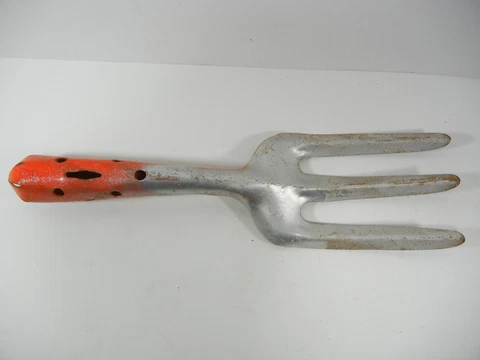 Vintage Rusty Garden Trowel / weeder Metal L232 Cover