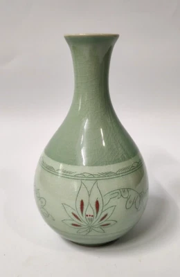 Jarrón Celadon Coreano con Flor de Loto Pintado a Mano Firmado Dong Gu Foto 1 de 4