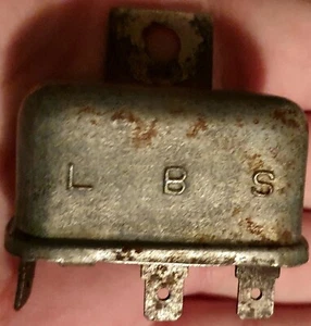 ๐ฅ๐ฅ1986 Toyota Pickup 22R Voltage Regulator - Picture 1 of 2
