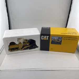 Caterpillar Cat AP-1000B Asphaltfertiger - NZG Maßstab 1:50 Druckgussmodell #479.1 Neu - Bild 1 von 18