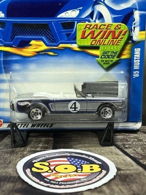 Ford Mustang 1965 convertible tarjeta azul Hot Wheels negro diecast sellado casi nuevo estado Foto 1 de 4