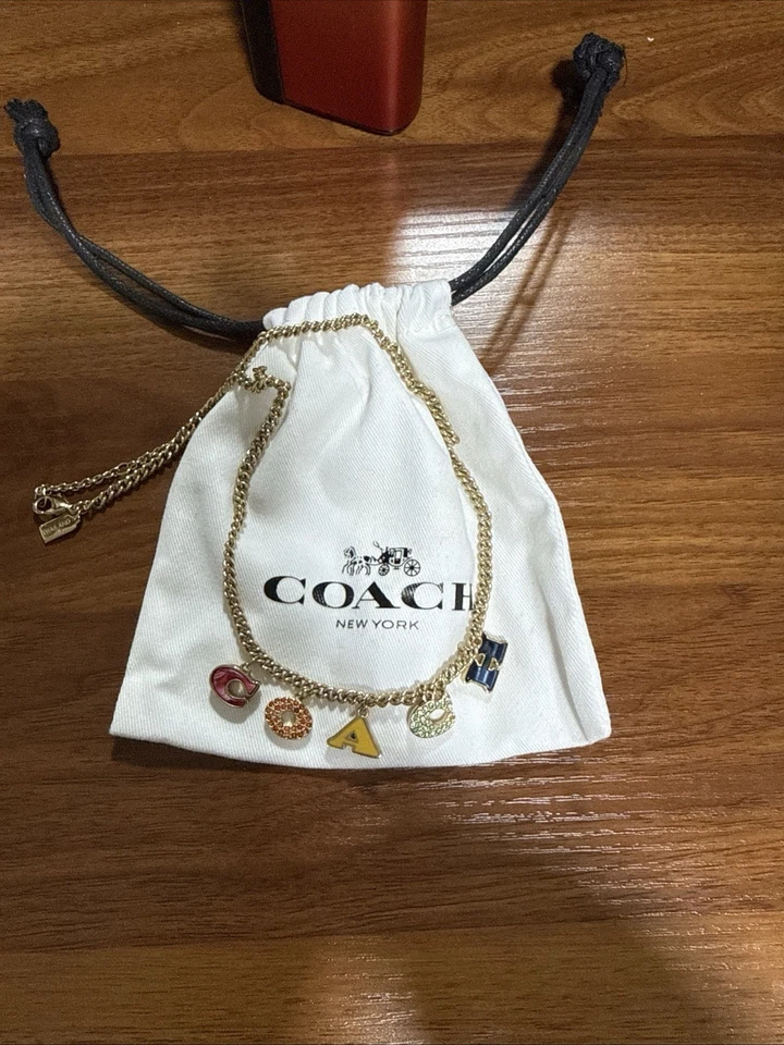 COLLAR CON DIJE DE LETRAS COLORIDAS TONO DORADO COACH NY 16”+2” Foto 1 de 1
