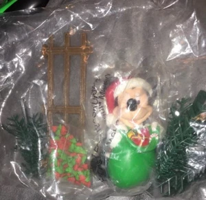 Decoraciones Disney Santa Micky Mouse Bajo el Árbol de Navidad Selladas Muy Raras - Imagen 1 de 7
