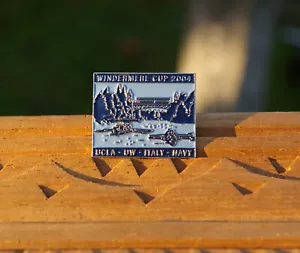 Pinback spilla metallo e smalto Windermere Cup 2004 UCLA UW Italy Navy 1 1/8" - Foto 1 di 3