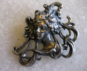 Art Nouveau Repousse Pin Brooch / Woman with Flowing Hair - Afbeelding 1 van 6