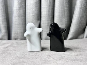 Ghost People Hugging Salt Pepper Shakers Halloween Black White Ceramic - Picture 1 of 8
