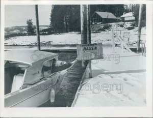 1972 Press Photo US Mail Postman Delivers Mail by Boat Location Unknown - Picture 1 of 2