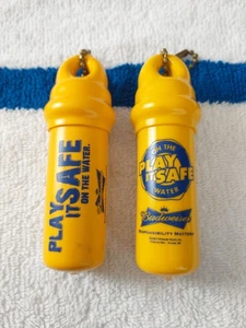 2er Set Vintage Budweiser schwimmender Schlüsselanhänger. Gelb. Auf dem Wasser auf Nummer sicher gehen. - Bild 1 von 8