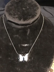 Gargantilla colgante vintage esmaltada mariposa tono plata - Imagen 1 de 4