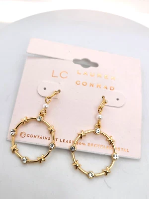 Pendientes colgantes Lauren Conrad tono dorado círculo abierto circonita cúbica y perlas de imitación Foto 1 de 4