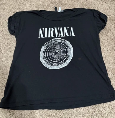 Camiseta Nirvana Vestíbulo Circles Grunge negra sólida con escritura blanca talla pequeña Foto 1 de 4