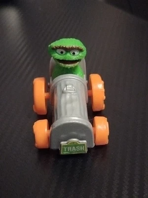 Juguete fundido a presión Playskool Sesame Street Oscar the Grouch 1982 bote de basura Foto 1 de 4