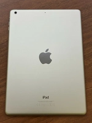 Apple iPad Air 1.ª Generazione 9,7'' 16GB, Wi-Fi Tablet Grigio Siderale con Cavo - Immagine 1 di 4