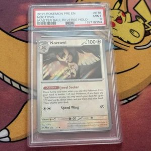 PSA 9 Noctowl 078 Masterball Holo Pokémon Single, Prismatic Evolutions Mint - Bild 1 von 3