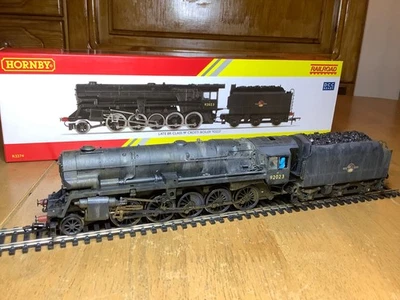 Hornby R3274 BR Late Crest 2-10-0 Crosti Boiler Class 9F Loco 92023 Weathered - Image 1 of 4