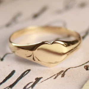 Pre-Owned Vintage 1981 9ct Yellow Gold Heart Signet Ring Size: M 9ct gold For... - Picture 1 of 3