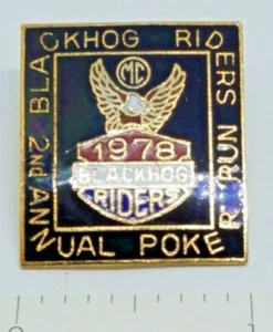 BLACKHOG RIDERS 2nd ANNUAL POKER RUN screw back pin 1978 Motorcycle Club - Picture 1 of 4