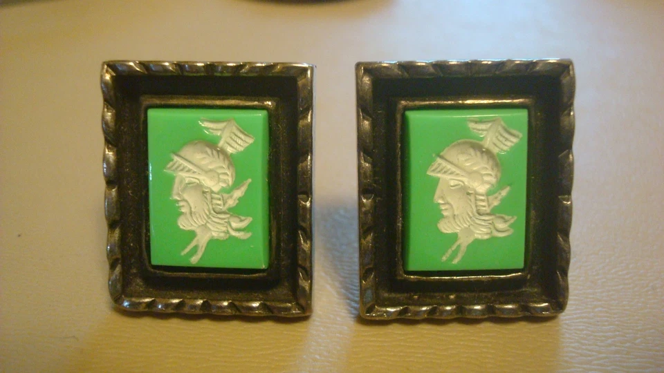 Gemelos de colección con casco guerrero verde intaglio centurión griego romano tono plata Foto 1 de 4