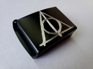 Harry Potter - Símbolo de las Reliquias de la Muerte 1,5" cinturón de tela hebilla abatible - negro - Imagen 1 de 5