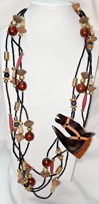 Collar De Colección Madera y Cuentas Tono Dorado con Cabeza de Caballo Tallada Asimétrica Foto 1 de 4
