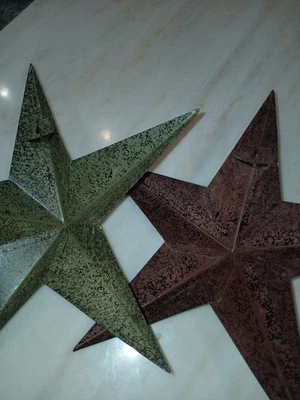 Juego de 2 estrellas de metal moteadas verde marrón decoración de pared de campo casa de campo primitiva Foto 1 de 4