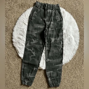 Tna Aritzia Camo Jogger Pants Gray Womens Size 2 XS - Picture 1 of 10