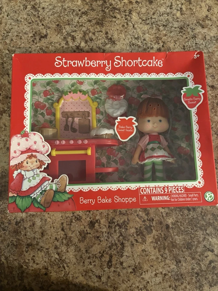 Strawberry Shortcake Berry Bake Shoppe Doll NRFB Retro Bridge Direct 2016