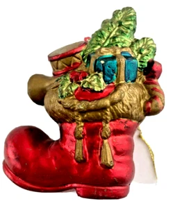 A Holiday Tradition adorno de bota de Navidad pintado a mano con pintura metálica - Imagen 1 de 3