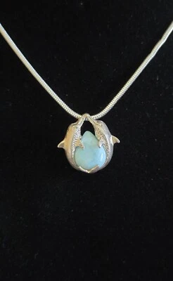 Colgante Caribeño Larimar Flanqueado por Peltre Delfines Gemelos De Colección Foto 1 de 3