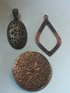 Lote Grande Encaje Antiguo Bronce Ovalado Redondo Tono Dorado Adornado Medallón y Martillos - Imagen 1 de 8