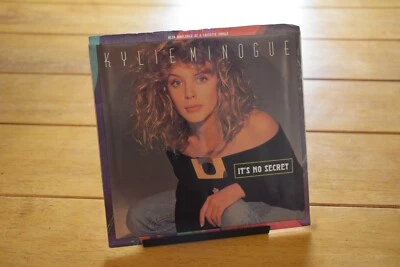 KYLIE MINOGUE "IT'S NO SECRET" 45 RPM 7" RECORD + PIC SLEEVE [D44-151] Foto 1 de 4