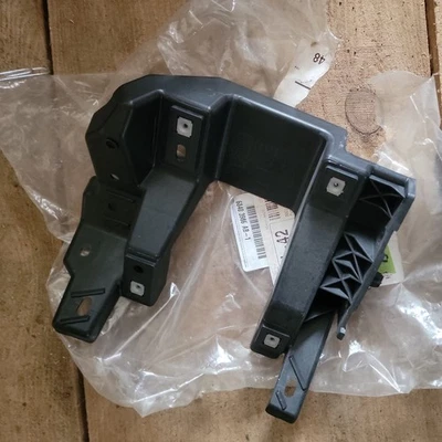 Kit de montaje de luz antiniebla Mopar original OEM para Ram 1500 68403986AB lado derecho  Foto 1 de 3