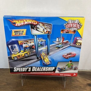Hot Wheels Speedy's Dealership City Set Veicolo Playset ~ Corsa, Lavaggio e Parco ~ NUOVO - Foto 1 di 9