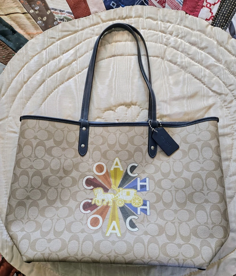 Bolsa tote Coach reversível City em lona Signature com arco-íris radial azul cáqui claro - Imagem 1 de 4