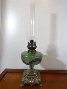 Lampe ancienne à pétrole réservoir en verre à décor émaillé monture régule - Picture 1 of 22