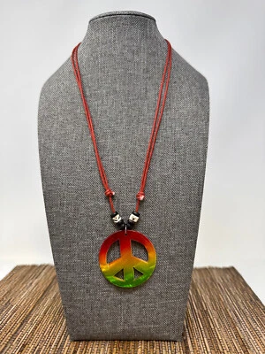 Collar hecho a mano con signo de paz Rasta con cordón ajustable | Joyería Oceanica Foto 1 de 4