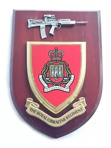 Placa de pared militar del regimiento real de Gibraltar + peltre SA80 - Imagen 1 de 1