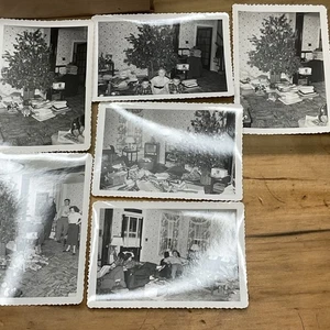 50er Jahre Fotos von Weihnachten Morgen Baum Geschenke Katze Wohnzimmer B47 - Bild 1 von 17