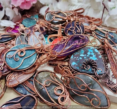 Lote de 10 pingentes de joias antigas com fio de cobre de várias pedras preciosas embrulhadas à mão - Imagem 1 de 4