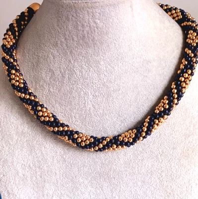 Collar con cuentas semilla azul marino y dorado bohemio por accesorios joyería Foto 1 de 4