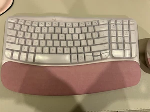 Brand New Logitech Pink Wave Keys and Vertical LIFT mouse set - Picture 1 of 2