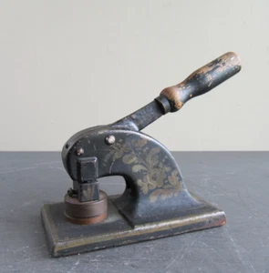 Antigua prensa victoriana de hierro fundido en relieve "Ciudad de Leeds Day Nursery" - Imagen 1 de 8