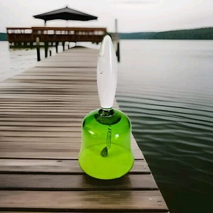 Campana de cristal verde con mango transparente. 5 pulgadas de alto 2,5 pulgadas de ancho. - Imagen 1 de 6