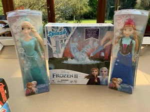 DISNEY FROZEN 12" FIGUR X 2 ELSA & ANNA UND SPLASH MATCH SPIEL NEU - Bild 1 von 3